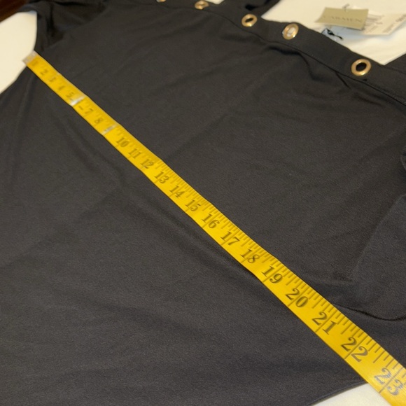 Carmen Marc Valvo blouse cold shoulder cutouts on short sleeves Size small NWT - Picture 5 of 8